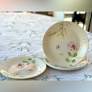 Vintage (8 Dinner plates) Corelle Wine berries